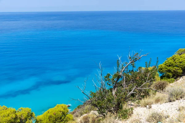 Paesaggio incredibile della spiaggia di Kokkinos Vrachos con acque blu — Foto Stock