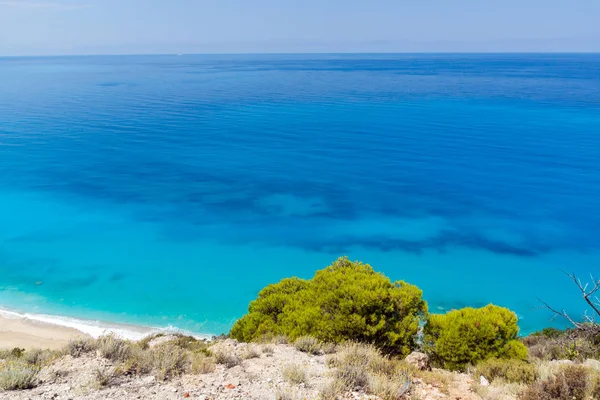 Paesaggio incredibile di Kokkinos Vrachos Spiaggia con acque blu, Lefkada — Foto Stock