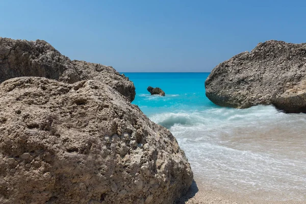 Niesamowity krajobraz błękitnych wód plaży Megali Petra, Lefkada — Zdjęcie stockowe