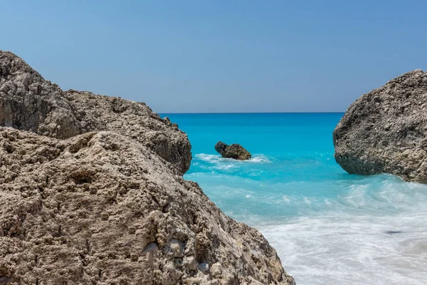 Erstaunliche Landschaft des blauen Wassers des megali petra beach, lefkada — Stockfoto