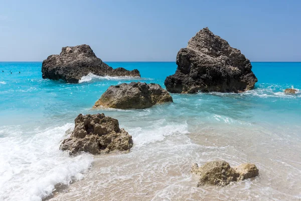 Úžasná krajina modrých vod pláže Megali Petra, Lefkada — Stock fotografie