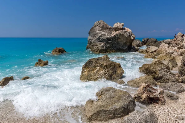 Niesamowity krajobraz błękitnych wód plaży Megali Petra, Lefkada — Zdjęcie stockowe