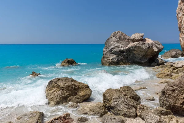 Fantastiska landskap av blå vatten Megali Petra Beach, Lefkas — Stockfoto