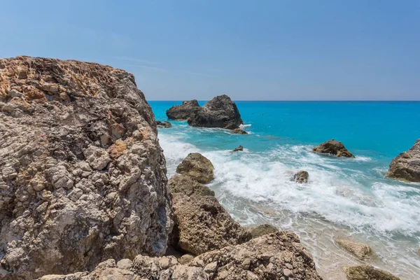 Niesamowity krajobraz błękitnych wód plaży Megali Petra, Lefkada — Zdjęcie stockowe