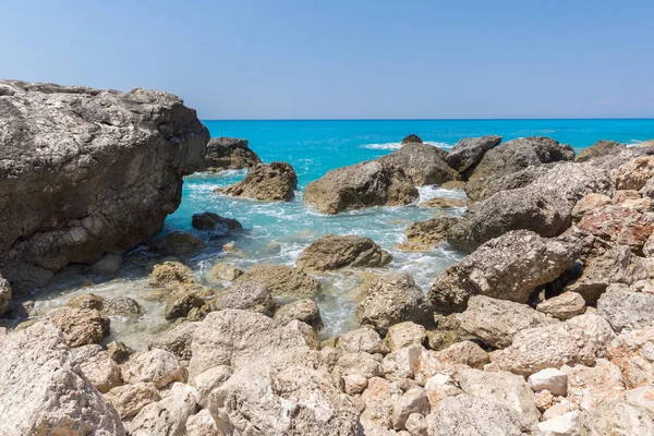 Erstaunliche Landschaft des blauen Wassers des megali petra beach, lefkada — Stockfoto