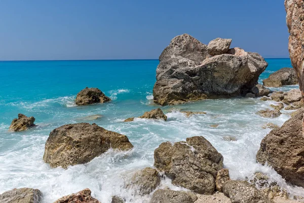 Niesamowity krajobraz błękitnych wód plaży Megali Petra, Lefkada — Zdjęcie stockowe