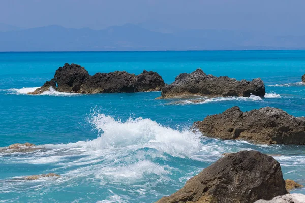 Niesamowity krajobraz błękitnych wód plaży Megali Petra, Lefkada — Zdjęcie stockowe