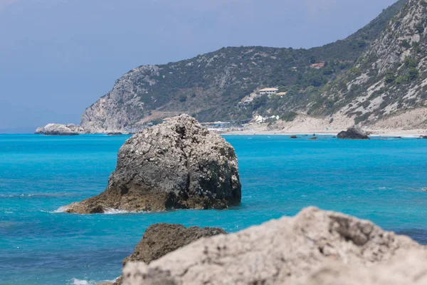 Erstaunliche Landschaft des blauen Wassers des megali petra beach, lefkada — Stockfoto