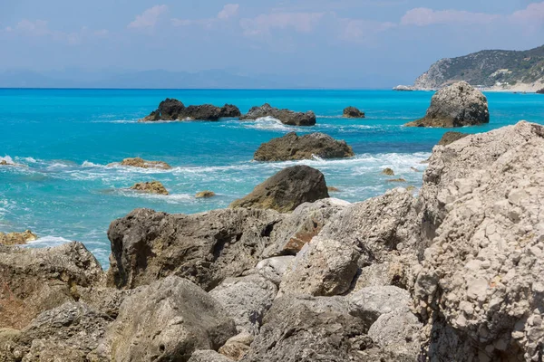 Muhteşem manzara mavi suların Megali Petra Beach, Lefkada — Stok fotoğraf