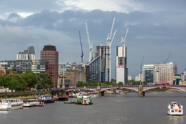 Londra, İngiltere - 16 Haziran 2016: Cityscape Londra Westminster Köprüsü'nden