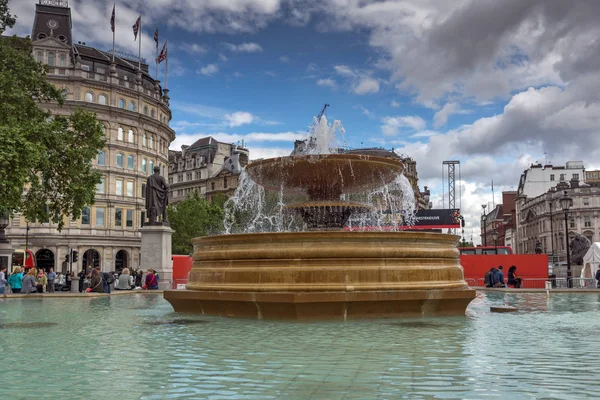 LONDRES, INGLATERRA - 16 JUNIO 2016: Trafalgar Square, City of London, Inglaterra — Foto de Stock