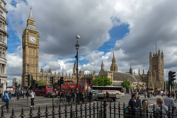 LONDRES, INGLATERRA - 16 JUNIO 2016: Casas del Parlamento, Palacio de Westminster — Foto de Stock