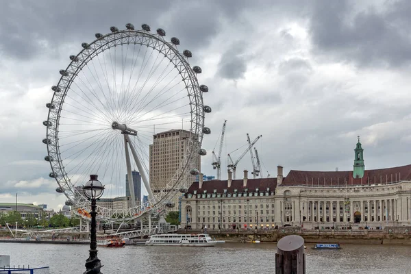 Londen, Engeland - 16 juni 2016: The London Eye en County Hall van Westminster bridge, Londen, Engeland — Stockfoto