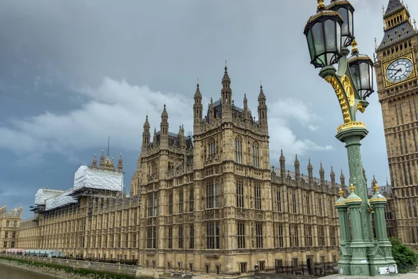 LONDRES, INGLATERRA - 16 JUNIO 2016: Casas del Parlamento, Palacio de Westminster — Foto de Stock