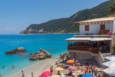 Agios Ioannis, Lefkada, Yunanistan 16 Temmuz 2014: Mavi suları Beach village Agios Ioannis, Lefkada, İyonya Adaları