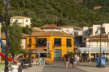 Vasiliki, Lefkada, Yunanistan 16 Temmuz 2014: Gün batımında görünüm Promenade Vasiliki, Lefkada, İyonya Adaları