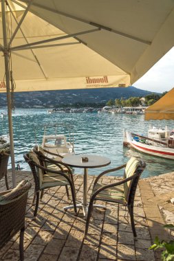 Vasiliki, Lefkada, Yunanistan 16 Temmuz 2014: Gün batımında görünüm Promenade Vasiliki, Lefkada, İyonya Adaları
