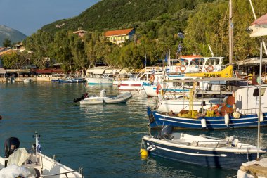 Vasiliki, Lefkada, Yunanistan 16 Temmuz 2014: Gün batımında görünüm Promenade Vasiliki, Lefkada, İyonya Adaları