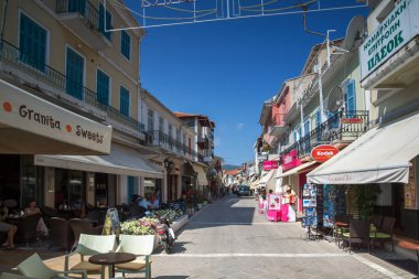 Lefkada Town, Yunanistan 17 Temmuz 2014: Orta sokak Lefkada şehirdeki