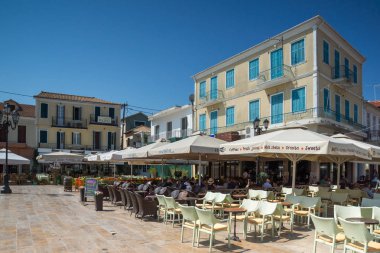 Lefkada Town, Yunanistan 17 Temmuz 2014: Orta sokak Lefkada şehirdeki
