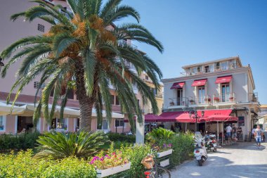 Lefkada Town, Yunanistan 17 Temmuz 2014: Orta sokak Lefkada şehirdeki