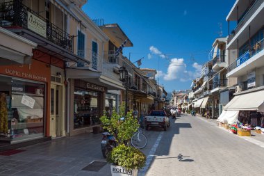 Lefkada Town, Yunanistan 17 Temmuz 2014: Orta sokak Lefkada şehirdeki