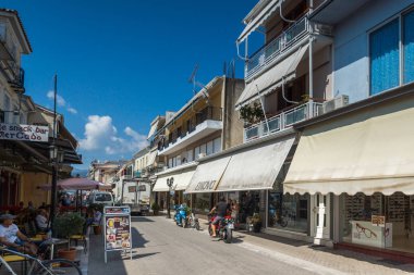 Lefkada Town, Yunanistan 17 Temmuz 2014: Orta sokak Lefkada şehirdeki
