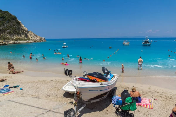 AGIOS NIKITAS, LEFKADA, GRECIA 16 LUGLIO 2014: Acque azzurre di spiaggia di villaggio di Agios Nikitas, Lefkada, Isole Ionie — Foto Stock