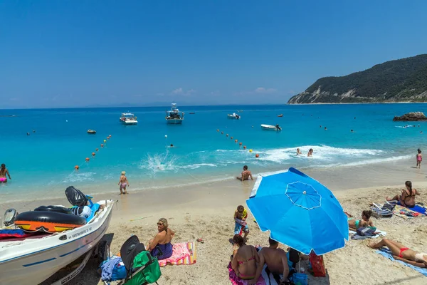 AGIOS NIKITAS, LEFKADA, GRECIA 16 LUGLIO 2014: Acque azzurre di spiaggia di villaggio di Agios Nikitas, Lefkada, Isole Ionie — Foto Stock