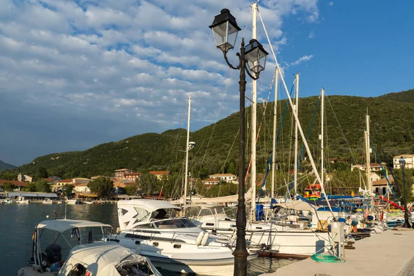 Vasiliki, Lefkada, Yunanistan 16 Temmuz 2014: Gün batımında görünüm Promenade Vasiliki, Lefkada, İyonya Adaları — Stok fotoğraf