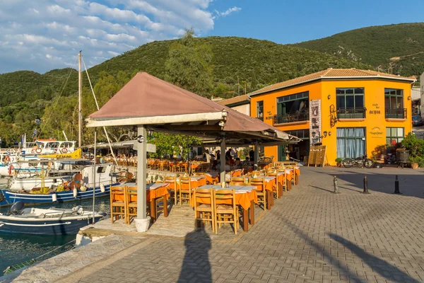 VASILIKI, LEFKADA, GRECIA 16 DE JULIO DE 2014: Vista al atardecer en el paseo marítimo de Vasiliki, Lefkada, Islas Jónicas — Foto de Stock