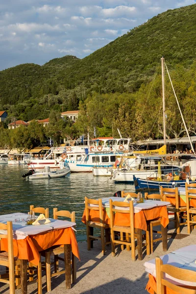 VASILIKI, LEFKADA, GRECIA 16 DE JULIO DE 2014: Vista al atardecer en el paseo marítimo de Vasiliki, Lefkada, Islas Jónicas — Foto de Stock