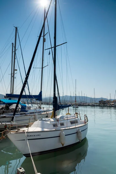 LEFKADA TOWN, GREECE 17 июля 2014 г.: Яхтенная гавань в городе Лефкада — стоковое фото