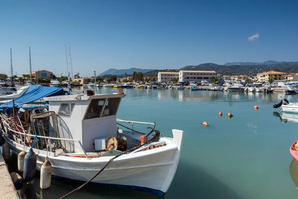 LEFKADA TOWN, GRECIA 17 de julio de 2014: puerto de yates en la ciudad de Lefkada — Foto de Stock