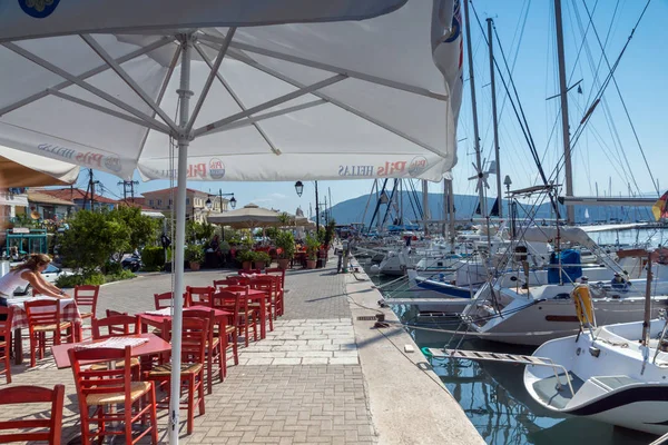LEFKADA TOWN, GRECIA 17 de julio de 2014: puerto de yates en la ciudad de Lefkada — Foto de Stock