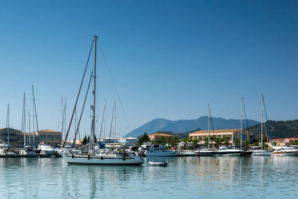 Lefkada Stadt, Griechenland 17. Juli 2014: Yachthafen in Lefkada Stadt — Stockfoto