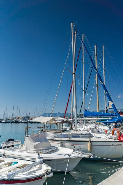 Lefkada Stadt, Griechenland 17. Juli 2014: Yachthafen in Lefkada Stadt — Stockfoto