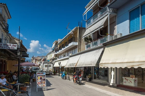 LEFKADA TOWN, GRECIA 17 LUGLIO 2014: Central street nella città di Lefkada — Foto Stock