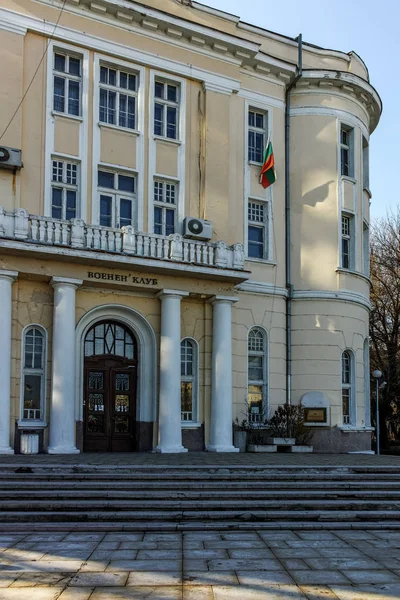 PLOVDIV, BULGARIA - 2 DE ENERO DE 2017: Construcción del Club Militar en la ciudad de Plovdiv — Foto de Stock