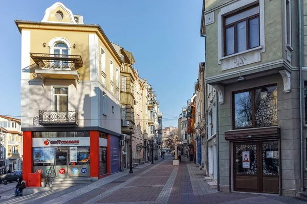 PLOVDIV, BULGÁRIA - JANEIRO 2 2017: Rua no distrito de Kapana, cidade de Plovdiv — Fotografia de Stock