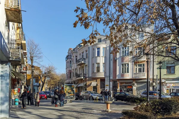 PLOVDIV, BULGÁRIA - JANEIRO 2 2017: Rua no distrito de Kapana, cidade de Plovdiv — Fotografia de Stock