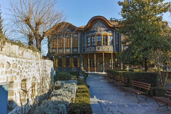 PLOVDIV, BULGARIA - ЯНВАРЬ 2 2017: Здание этнографического музея в старом городе Пловдива
