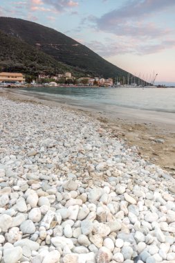 Vasiliki Köyü, Lefkada, İyonya Adaları sahilde muhteşem günbatımı