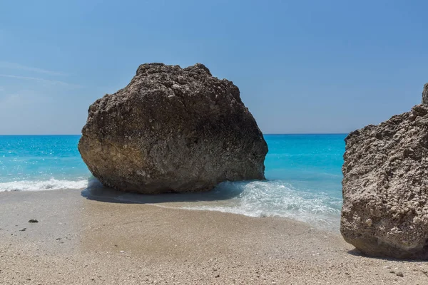 Erstaunliche meereslandschaft mit blauem wasser von megali petra strand, lefkada, ionischen inseln — Stockfoto