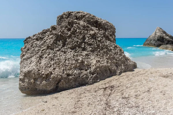 Úžasná krajina modrých vod pláže Megali Petra, Lefkada, Jónské ostrovy — Stock fotografie