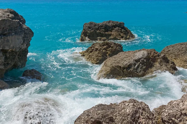 Niesamowite seascape błękitnych wód plaży Megali Petra, Lefkada, Wyspy Jońskie — Zdjęcie stockowe