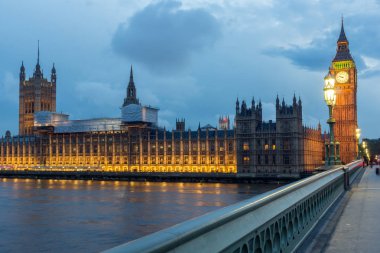 Londra, İngiltere - 16 Haziran 2016: Gece fotoğrafı Houses of Parliament Big Ben ile Westminster Bridge, Londra, İngiltere