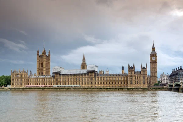 LONDRES, INGLÊS - JUNHO 16 2016: Vista do pôr-do-sol das Casas do Parlamento, Palácio de Westminster, Londres, Inglaterra — Fotografia de Stock