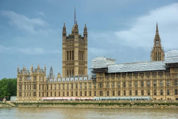 London, Anglia - június 16 2016: Sunset view a Houses of Parliament, Westminster palace, London, Anglia, — Stock Fotó