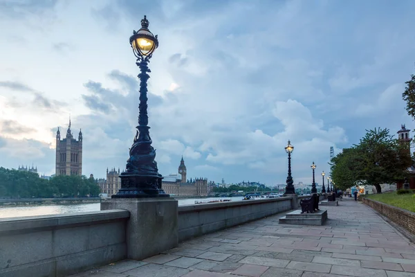 LONDRES, INGLATERRA - 16 DE JUNIO DE 2016: Vista del atardecer del Parlamento, Palacio de Westminster, Londres, Inglaterra , —  Fotos de Stock
